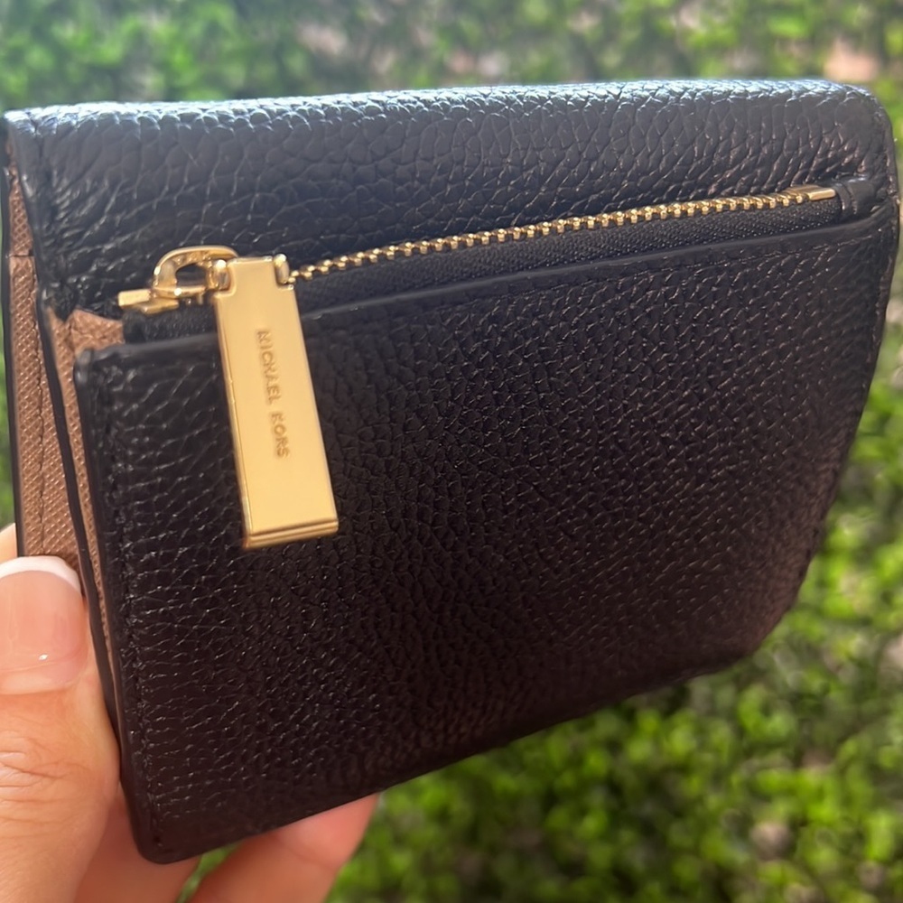 Michael Kors Mercer Carryall Card Case - Picture 5 of 8